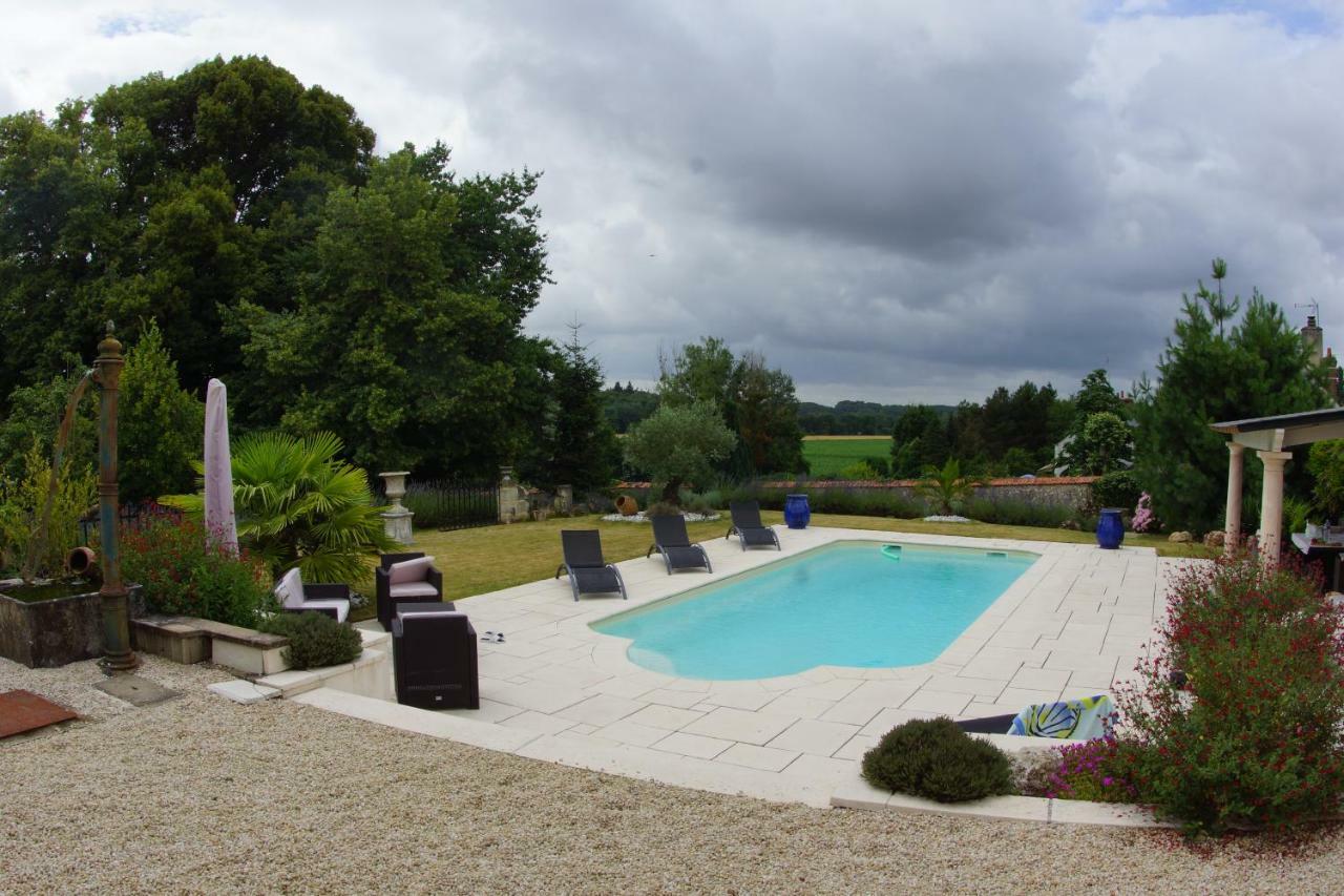 Le Petit Nid Villa Neuille-le-Lierre Exterior photo